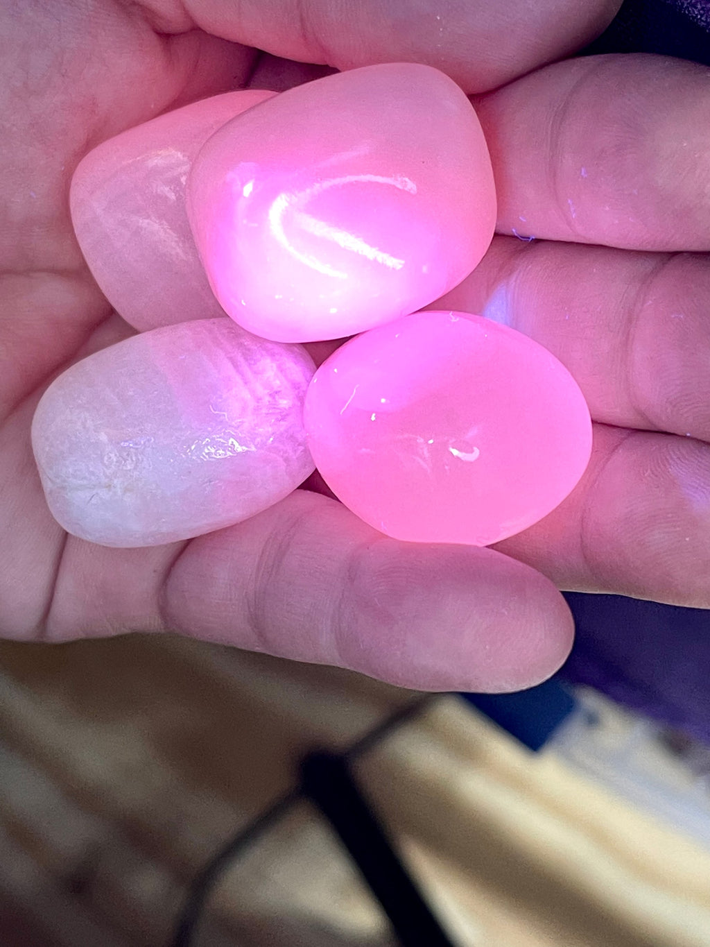 Mangano Calcite Tumbles | UV Blacklight Reactive